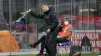 Pelatih Bodoe/Glimt, Kjetil Knutsen menginstruksikan pemainnya saat bertanding melawan AC Milan pada pertandingan Liga Europa di Stadion San Siro di Milan, Italia, Kamis (24/9/2020). AC Milan menang tipis atas  Bodoe/Glimt 3-2. (AP Photo/Luca Bruno)