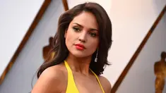 Eiza Gonzalez berpose saat tiba menghadiri acara Piala Oscar 2018 di Dolby Theatre di Los Angeles, AS (4/3). Aktris cantik asal Meksiko ini tampil cantik dan seksi mengenakan gaun berwarna kuning. (Photo by Jordan Strauss/Invision/AP)
