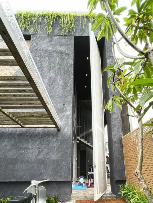 <p>Inilah model rumah yang ditempati Ditto bersama keluarganya. Rumah berkonsep unik ini didesain oleh Ayudia Bing Slamet. Rumahnya sangat menyita perhatian. Asri dengan banyak tanaman dan juga bikin nyaman. Akses masuk melewati pintu kaca yang tingginya tujuh meter. [Instagram/dittopercussion]</p>