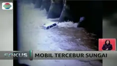Hingga kini belum diketahui mengapa mobil yang dikendarai warga Sidoarjo itu bisa menabrak pembatas dan masuk ke dalam sungai.