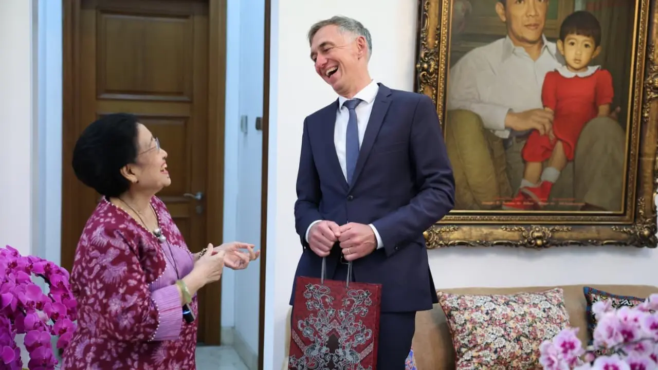 Presiden Ke-5 Indonesia, yang juga Ketua Umum PDIP Megawati Soekarnoputri, menerima kunjungan dari Duta Besar Jerman untuk Indonesia Ralf Beste di kediamannya, Menteng, Jakarta.