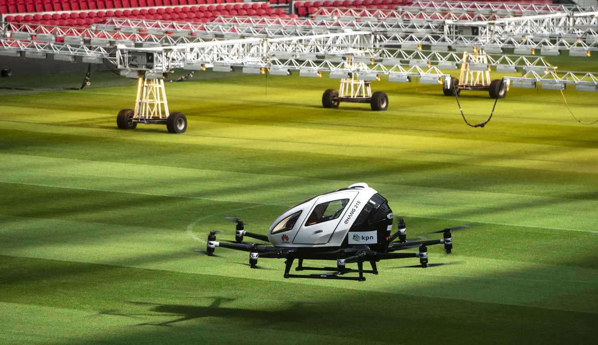 Sebuah taksi pesawat tak berawak saat uji coba di Amsterdam Arena, Belanda (16/4). Taksi pesawat tak berawak ini dapat membawa dua orang hingga 210 Kilogram dan memiliki bagasi kecil. (AFP Photo/ANP/Evert Elzinga)