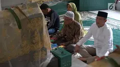 Bakal calon gubernur Saifudin Aswari Rivai berdoa saat ziarah ke makam Sultan Mahmud Badaruddin di Palembang, Sumatera Selatan, Jumat (26/1). Menurutnya, sultan yang pernah memimpin Kerajaan Sriwijaya itu adalah panutannya. (Liputan6.com/Aswari)