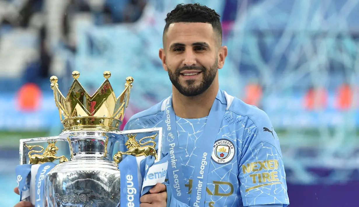 Riyad Mahrez. Pemain sayap Aljazair berusia 31 tahun yang kini menjalani musim keempat bersama Manchester City sejak 2018/2019 ini pernah dua kali menjadi juara Liga Inggris bersama The Citizens. Keduanya adalah musim 2018/2019 dan musim 2020/2021. (AFP/Pool/Peter Powell)