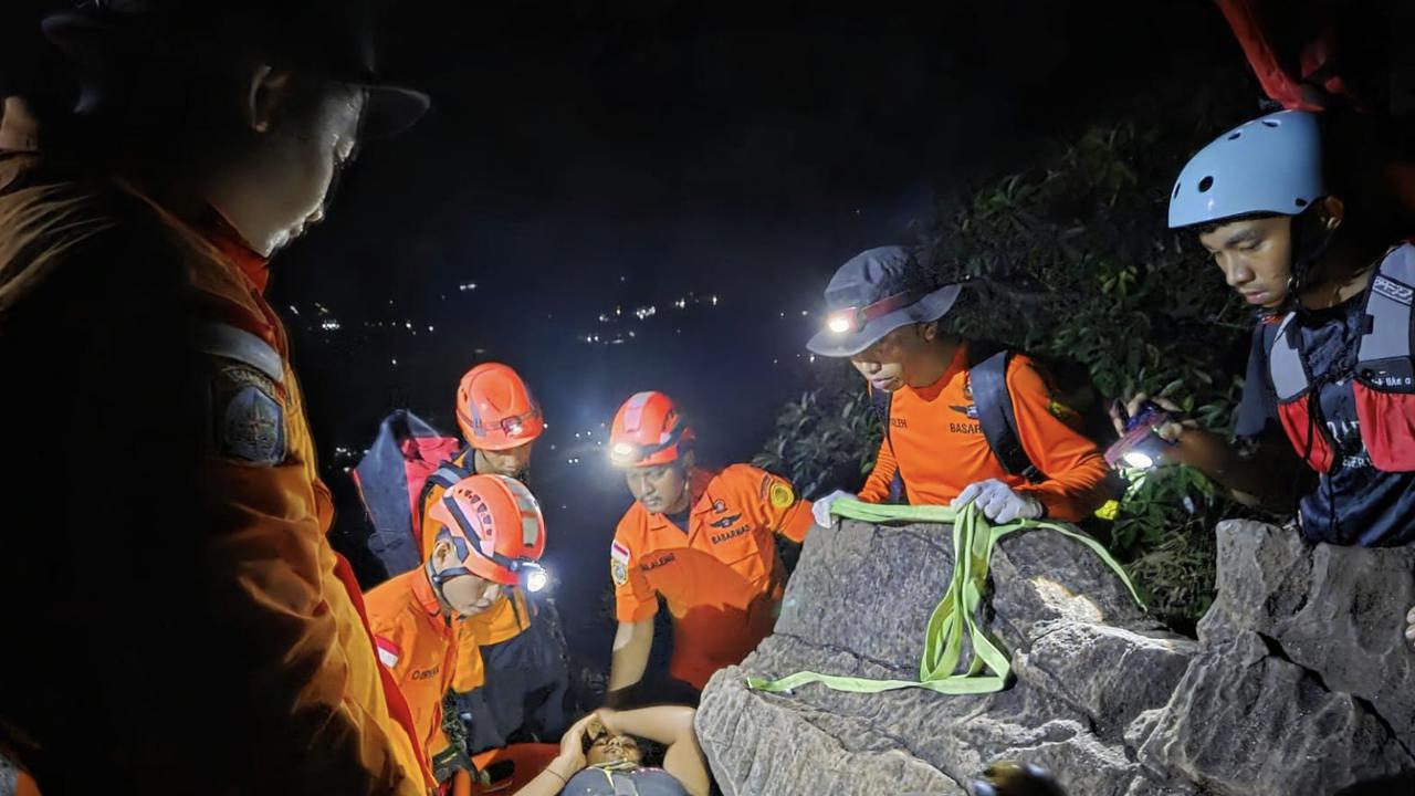 Tim SAR Evakuasi Pendaki Usai Alami Patah Kaki di Gunung Bulu Saukang Maros