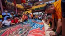 Di Malaysia, umat Budha membentangkan thangka raksasa saat perayaan waisak di Kuil Buddha Tibet di Ipoh. (AP Photo/Vincent Thian)