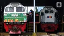 Teknisi melakukan perawatan dan pemeriksaan lokomotif kereta api (KA) di Depo Kereta Cipinang, Jakarta, Rabu (18/12/2024). (Liputan6.com/Herman Zakharia)