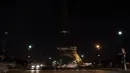 Pemandangan lampu gemerlap di Menara Eiffel, Paris yang dipadamkan untuk sementara waktu, Rabu (14/12). Pemadaman dilakukan sebagai bentuk solidaritas terhadap Kota Aleppo di Suriah yang kini berada di bawah pengepungan. (AFP PHOTO/PHILIPPE LOPEZ)