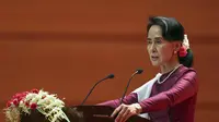 Pemimpin de facto Myanmar Aung San Suu Kyi pada Selasa 19 September 2017 akhirnya bicara ke dunia soal krisis di Rakhine yang memicu eksodus massal warga Rohingya ke Bangladesh (AP Photo/Aung Shine Oo)