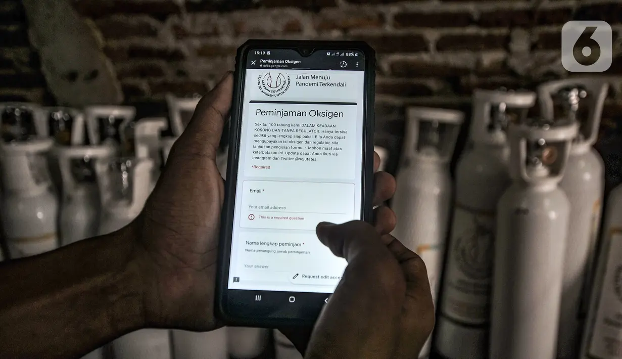 Warga menunjukkan form pendaftaran pinjam oksigen yang dapat diakses lewat gawai di Gudang Oksigen Untuk Warga, Utan Kayu, Jakarta, Kamis (8/7/2021). Oksigen Untuk Warga meminjamkan tabung oksigen secara gratis selama 7 hari pada pasien COVID-19 sedang isolasi mandiri. (merdeka.com/Iqbal S. Nugroho)