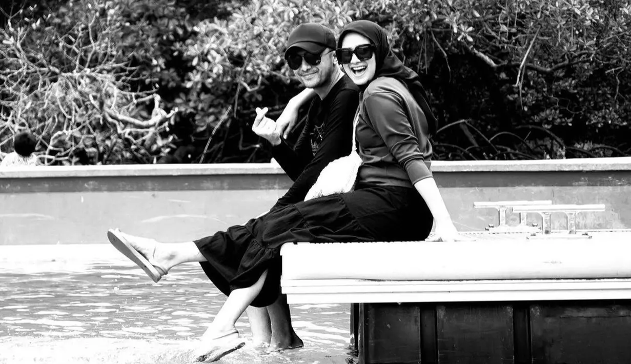 Sonya pun selalu mengikuti sang suami ke mana pun. Bahkan dia rela meninggalkan dunia hiburan yang telah membesarkan namanya demi menjadi ibu rumah tangga dengan Hengky Kurniawan