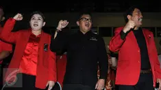 Sekjen PDIP Hasto Kristiyanto (tengah) dan Ketua DPP PDIP bidang Organisasi dan Keanggotaan Djarot Syaiful Hidayat menghadiri pengukuhan pengurus ranting PDIP se Jakarta Barat, Minggu (20/3/2016). (Liputan6.com/Helmi Afandi)