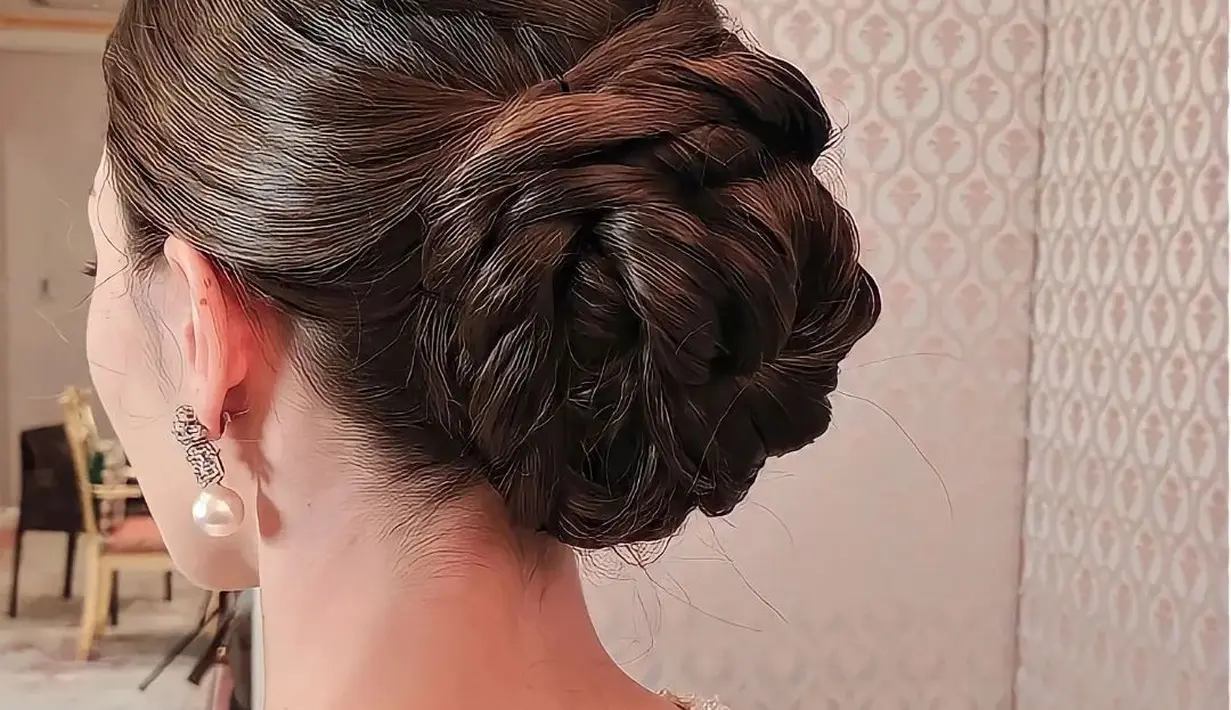 Rambut panjangnya digulung ke belakang, membuat penampilannya sleek dan clean. [Foto: Instagram/support.anishaik]