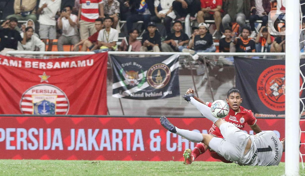 Pesepak bola Persija Jakarta Teuku Raza Fachrezi menyerang ke gawang  Chonburi FC  pada laga persahabatan dalam rangka peresmian Stadion Jakarta International Stadium (JIS) di Jakarta, Minggu (24/7/2022). Pertandingan berakhir imbang dengan skor 3-3. (Liputan6.com/Herman Zakharia)