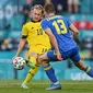 Aksi Emile Forsberg untuk Swedia saat menghadapi Ukraina di 16 besar Euro 2020 (AFP)