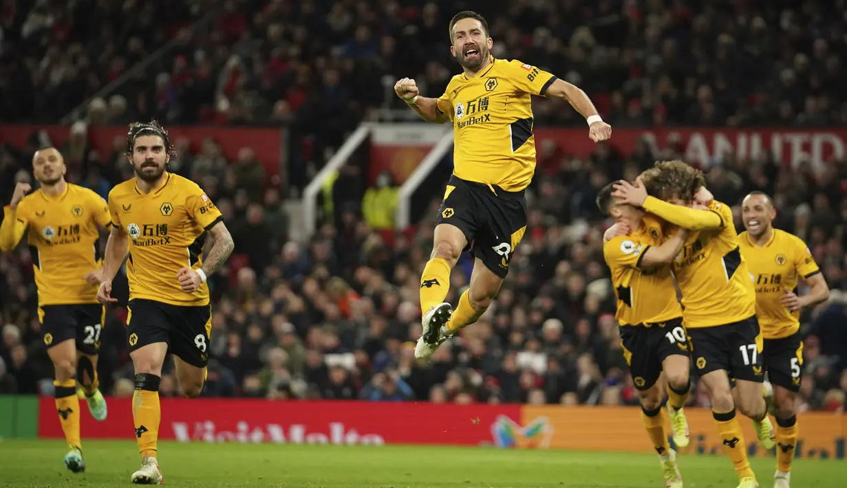 Gelandang Wolverhampton Wanderers Joao Moutinho merayakan gol pertama untuk timnya ke gawang Manchester United (MU) dalam pekan ke-22 Liga Primer Inggris di Old Trafford, Selasa (4/1/2022) dini hari WIB. MU takluk 0-1 saat menjamu Wolves. (AP Photo/Dave Thompson)