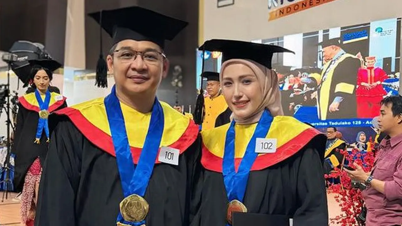 Potret Kompak Pasha Ungu dan Adelia Pasha saat wisuda bersama