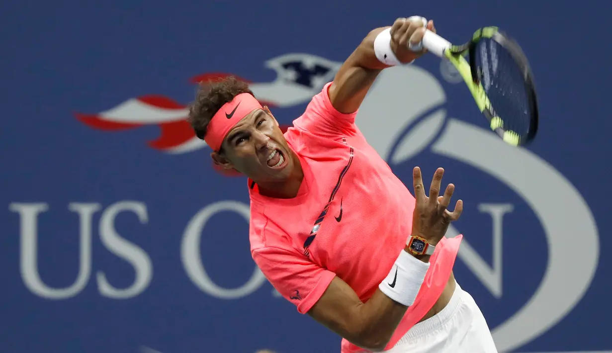 Petenis asal Spanyol, Rafael Nadal mengembalikan bola ke arah petenis Rusia, Andrey Rublev pada perempatfinal turnamen AS Terbuka 2017 di New York, Rabu (6/9). Nadal melangkah ke semifinal usai mengalahkan petenis 19 tahun itu. (AP Photo/Adam Hunger)
