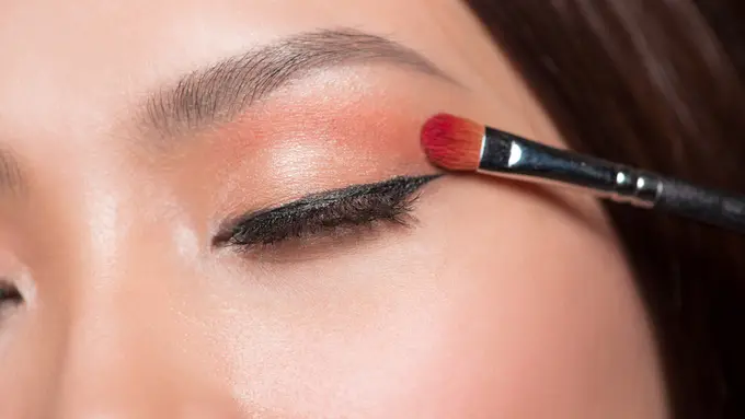 Langkah Mudah Mengaplikasikan Eyeshadow Menjadi Eyeliner Cantik, Bikin Tampilan On Point