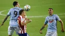 Bek Atletico Madrid, Santiago Arias, berebut bola dengan penyerang Celta Vigo, Smolov, pada laga lanjutan La Liga di Abanca-Balaidos, Rabu (8/7/2020) dini hari WIB. Atletico Madrid ditahan imbang 1-1 oleh Celta Vigo. (AFP/Miguel Riopa)