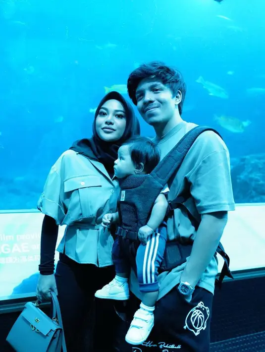 Tak hanya itu, Aurel dan Atta juga mengajak Ameena jalan-jalan ke aquarium ikan di Singapura. Buah hati pasangan selebriti ini tampak begitu fokus melihat ikan-ikan di sana. (Liputan6.com/IG/@attahalilintar)