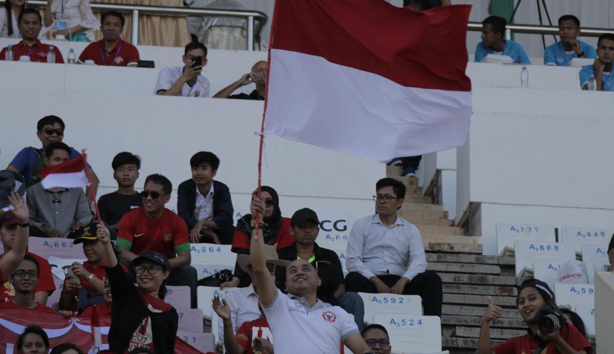 Antusias yang tinggi dari para pendukung Indonesia pada laga pertama piala AFF U-22 yang berlangsung di Stadion Nasional, Phom Penh, Kamboja, (Senin/18/2). Timnas Indonesia bermain imbang 1-1 kontra Myanmar. (Bola.com/Zulfirdaus Harahap)