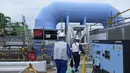 Di pembangkit nuklir Fukushima Daiichi Jepang yang hancur akibat tsunami, pipa biru raksasa telah dibangun untuk mengalirkan air laut untuk mengencerkan air radioaktif yang telah diolah di bawah rencana untuk membuangnya secara bertahap ke Samudera Pasifik. (AP Photo/Hiro Komae)