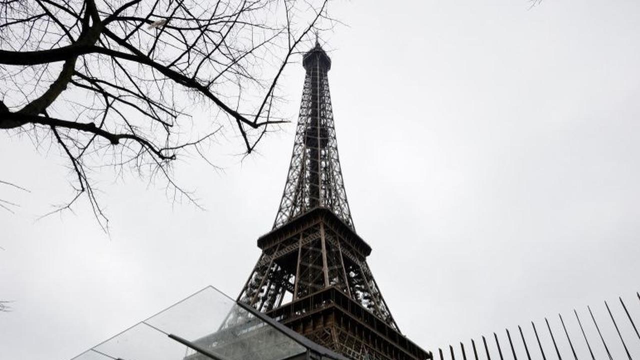 Menara Eiffel di Ibu Kota Paris, Prancis, ditutup sejak Senin (19/2/2024). Penutupan salah satu tempat wisata terkemuka di dunia ini dilakukan ketika para pekerjanya melakukan aksi mogok kerja.&nbsp;GEOFFROY VAN DER HASSELT/AFP