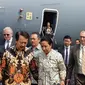 Direktur PT Dirgantara Indonesia Elfien Goentoro (kiri, depan) dan Menteri BUMN Rini Soemarno (tengah) usai meninjau Airbus A100M di Lanud AU Halim Perdanakusuma (21/8) (Liputan6.com / Rizki Akbar Hasan)