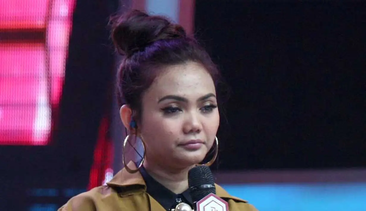 “Setelah mencari berbagai macam ilmu, bukan hanya ilmu agama saja. Aku baca ilmu falsafat , dan menemukan keyakinan dengan Tuhan yang meciptakan aku, akhirnya aku memilih jalan ini,” kata Rina Nose melanjutkan. (Nurwahyunan/Bintang.com)