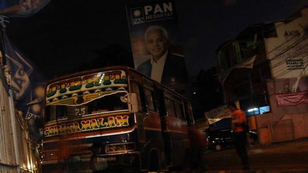 Metromini melintang tabrak separator busway