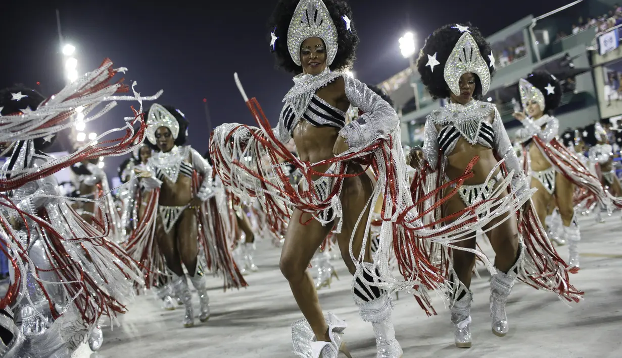 Peserta dari Vila Isabel ikut dalam Karnaval Samba di Sambadrome, Rio de Janeiro, Brasil, Senin (27/2). Karnaval Samba dimeriahkan oleh hampir seluruh sekolah samba di Brasil. (AP Photo / Leo Correa)