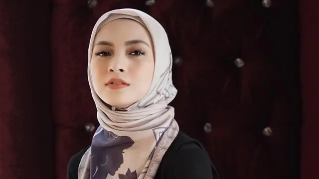 Potret Donita yang Mantap Berhijab, Cantik dan Elegan