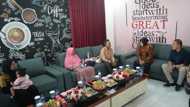 Mensos Risma Beri Bantuan Anak yang Idap Tumor hingga Radang Otak