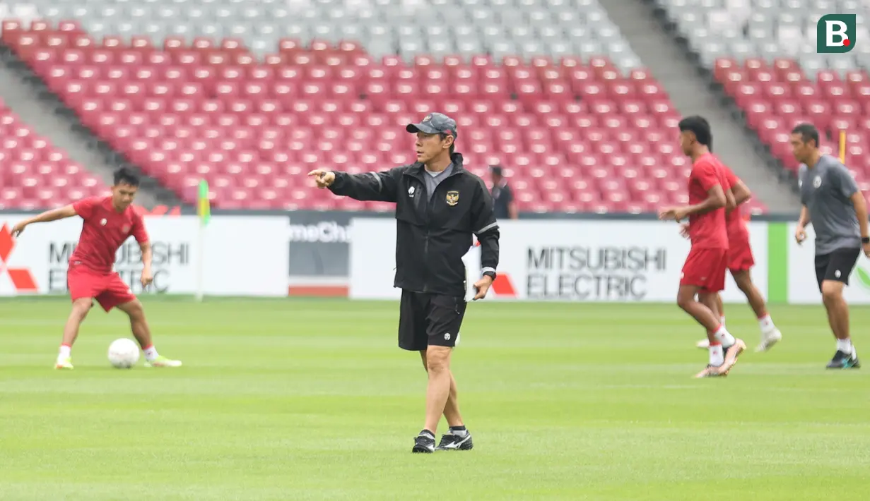 Pelatih Timnas Indonesia, Shin Tae-yong lebih memfokuskan para anak asuhnya untuk mematangkan kemampuan passing hingga crossing. (Bola.com/Bagaskara Lazuardi)