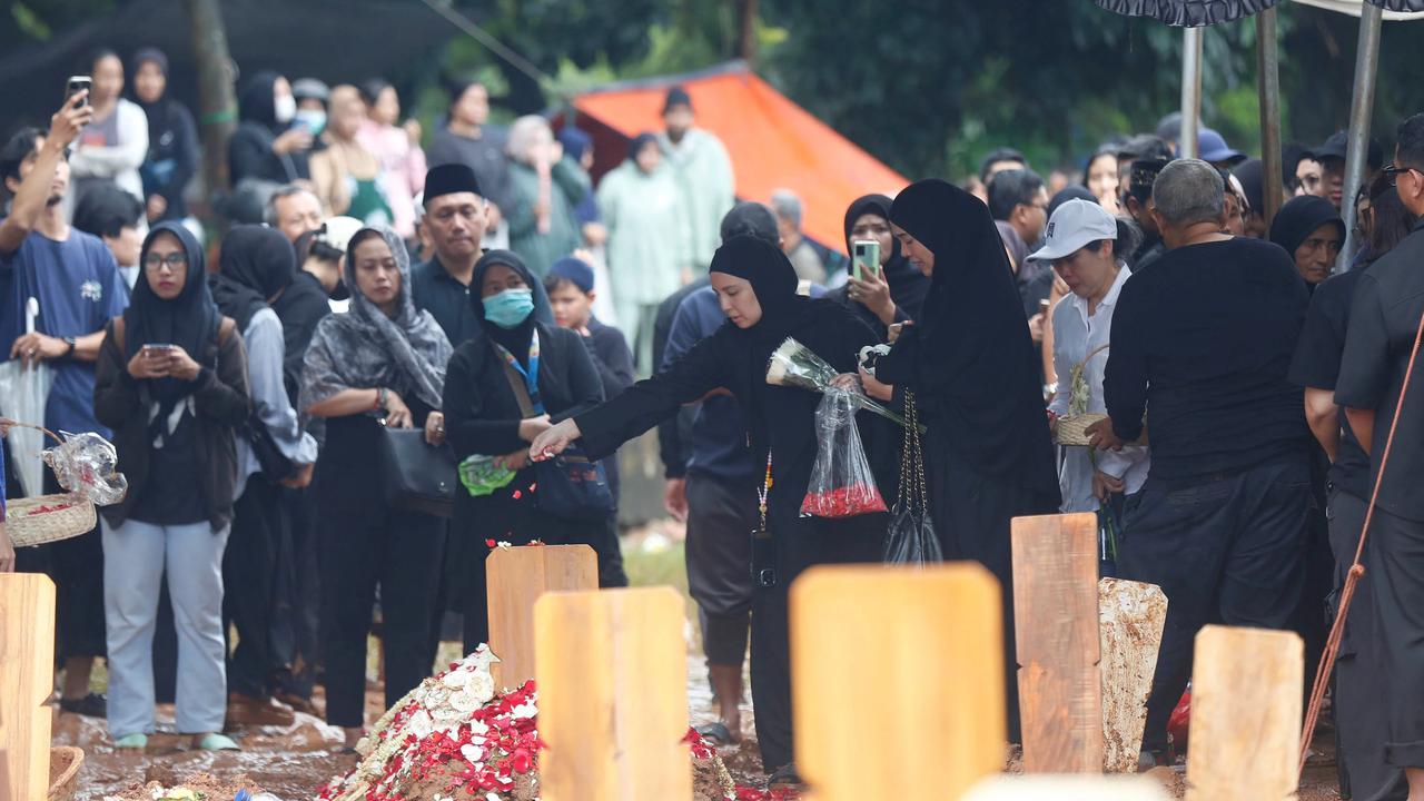 FOTO: Hujan Iringi Pemakaman Vidi Aldiano