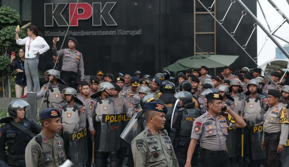 Petugas kepolisian menjaga gedung KPK saat berlangsung aksi unjuk rasa mahasiswa PMII, Jakarta, Jumat (20/9/2019). Sejak penetapan pimpinan KPK terpilih 2019-2013 dan isu RUU KPK mengemuka di masyarakat, gedung KPK menjadi sasaran aksi unjuk rasa. (Liputan6.com/Helmi Fithriansyah)