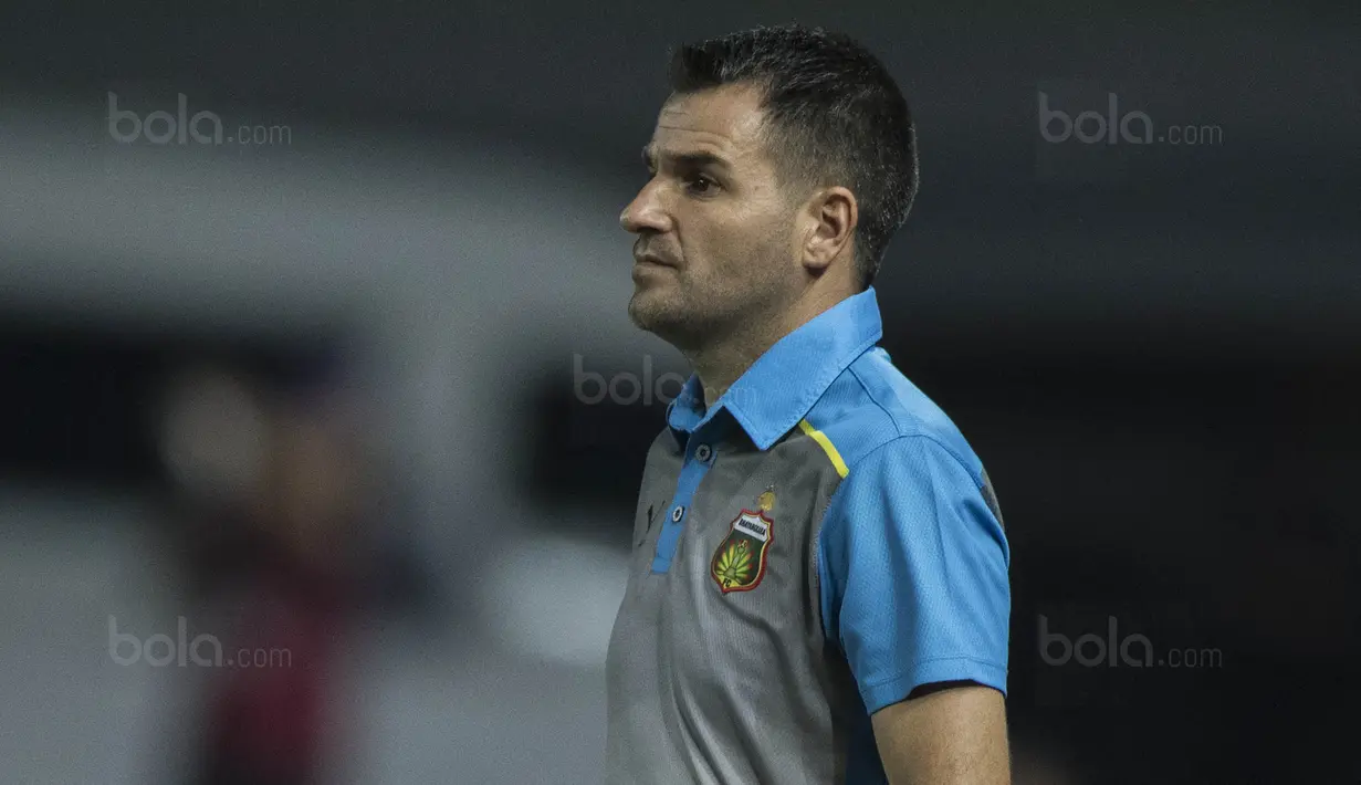 Pelatih Bhayangkara FC, Simon McMenemy, mengamati anak asuhnya saat melawan Bali United pada laga Liga 1 Indonesia di Stadion Patriot, Bekasi, Jumat (29/9/2017). Bhayangkara menang 3-2 atas Bali. (Bola.com/Vitalis Yogi Trisna)