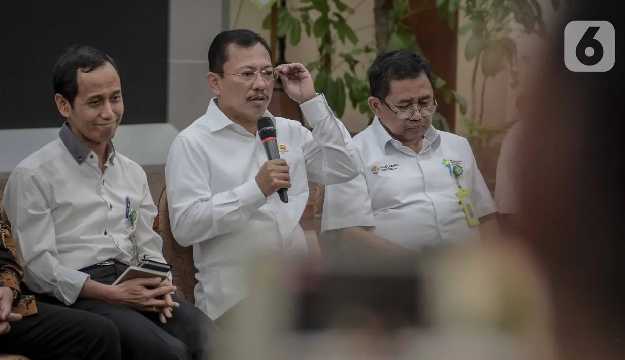 Menkes Terawan Agus Putranto (tengah) memberikan keterangan dua WNI yang terjangkit virus corona di Kemenkes, Jakarta, Senin (2/3/2020). Diketahui, keduanya tertular virus corona dari warga negara Jepang yang berkunjung ke rumah mereka di Depok, beberapa waktu lalu. (Liputan6.com/Faizal Fanani)