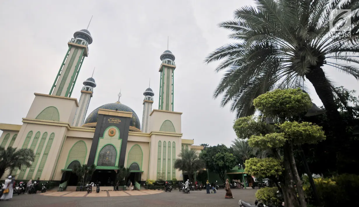 Pemandangan Masjid Agung Al-Barkah, Bekasi, Jawa Barat, Rabu (15/5/2019). Masjid Agung Al-Barkah Bekasi dibangun di atas tanah wakaf milik Haji Bahrun seluas 3.000 meter persegi. (merdeka.com/Iqbal Nugroho)