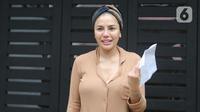Aktris Nikita Mirzani memberikan keterangan pers di kediamannya, Jakarta, Rabu (15/6/2022). Nikita Mirzani menjelaskan penjemputan paksa oleh pihak kepolisian Polresta Serang terkait kasus pelanggaran UU ITE dan pencemaran nama baik. (Liputan6.com/Herman Zakharia)