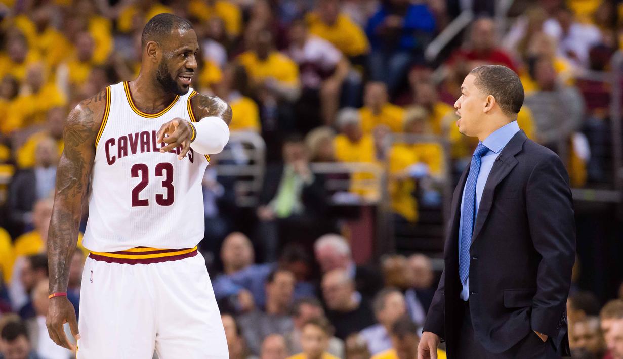 Bintang Cleveland Cavaliers, LeBron James #23  berdiskusi dengan pelatih the Cavs, Tyronn Lue saat melawan Atlanta Hawks pada partai kedua semifinal Wilayah Timur NBA, di Quicken Loans Arena, Kamis (5/5/2016) WIB.  Jason Miller/Getty Images/AFP