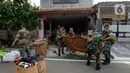 Sejumlah prajurit TNI Kodam Jaya memindahkan barang-barang milik warga saat proses pengosongan rumah dinas Kodam Jaya di Jakarta Pusat, Kamis (30/1/2020). Sebanyak 10 rumah dikosongkan karena penghuni tidak memiliki hak izin tinggal di rumah tersebut. (merdeka.com/Imam Buhori)
