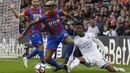 Pemain Crystal Palace, Patrick van Aanholt (kiri) meraih bola dari kejaran pemain Leicester City, Demarai Gray pada lanjutan Premier League di Selhurst Park, London, (28/4/2018). Crystal Palace menang 5-0. (AFP/Ian Kington)