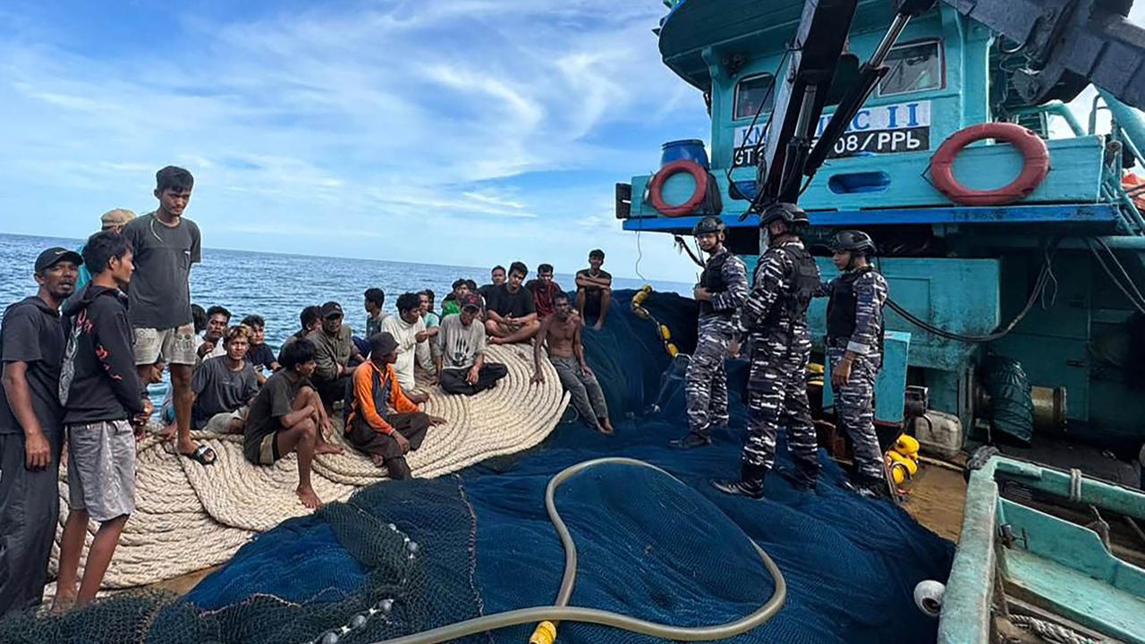 FOTO: KRI Surik-645 Gagalkan Penyelundupan 49 Paket Sabu di Selat Malaka