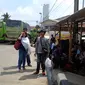 Sejumlah penumpang menunggu bus antar lintas antar provinsi di Terminal Lebak Bulus. (Liputan6.com/Nafiysul Qadar)