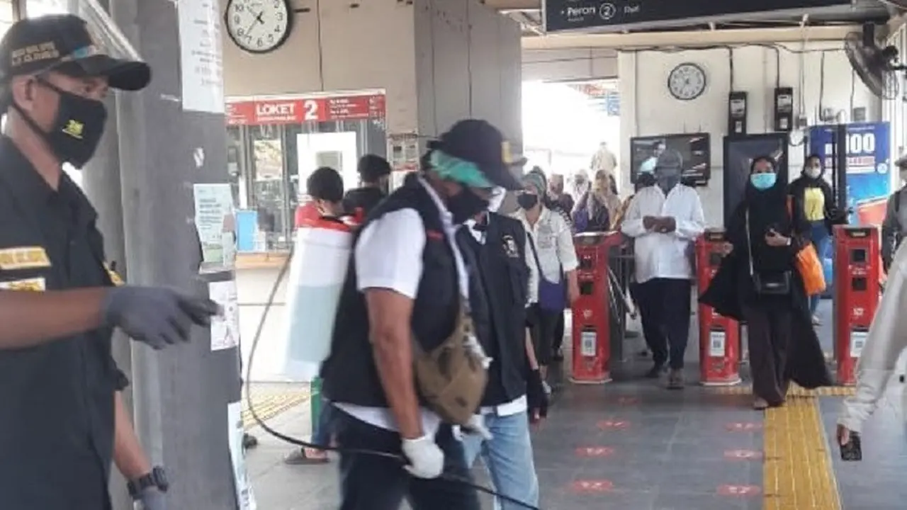 FKDM Jakarta Barat menggelar penyemprotan disinfektan di Jakarta Barat. (Foto: Istimewa).