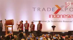 Presiden Joko Widodo memukul bedug saat membuka pameran Trade Expo 2017 di ICE BSD, Tangerang Selatan, Rabu (11/10). Dalam gelaran dagang ini, disuguhkan juga kegiatan pendukung seperti trade, tourism and investmen (TTI) forum. (Liputan6.com/Angga Yuniar)