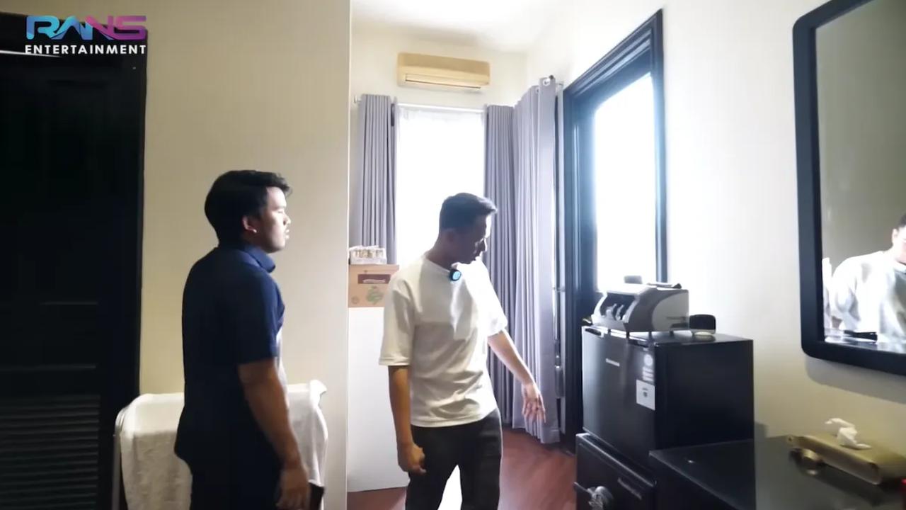Raffi Ahmad dibuat salfok saat melihat ada brangkas di kamar Thariq.<br>