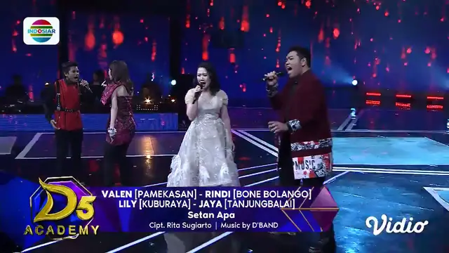Group 3 membawakan lagu sebagai vocal Group